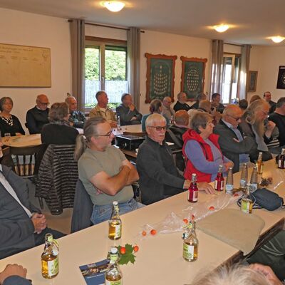 Bild vergr&ouml;&szlig;ern: Treffen der Heimatpfleger in Wolfshagen im Harz. Kreisheimatpfleger Arnold Kipke hatte zu der j�hrlichen Zusammenkunft geladen.