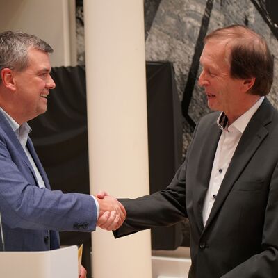 Bild vergr&ouml;&szlig;ern: Landrat Dr. Alexander Saipa w�rdigte das gro�e ehrenamtliche Engagement von Volker B�cker an der Spitze des Kreissportbundes mit der Ehrenmedaille des Landkreises Goslar.