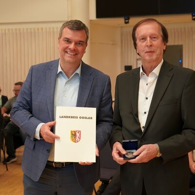 Bild vergr&ouml;&szlig;ern: Landrat Dr. Alexander Saipa w�rdigte das gro�e ehrenamtliche Engagement von Volker B�cker an der Spitze des Kreissportbundes mit der Ehrenmedaille des Landkreises Goslar.