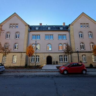 Bild vergr&ouml;&szlig;ern: Mehrere B�ume wurden rund um das Geb�ude gepflanzt um die Fl�che zu begr�nen.