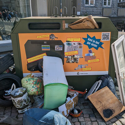 Bild vergr&ouml;&szlig;ern: Das Bild zeigt einen �berf�llten M�llcontainer.